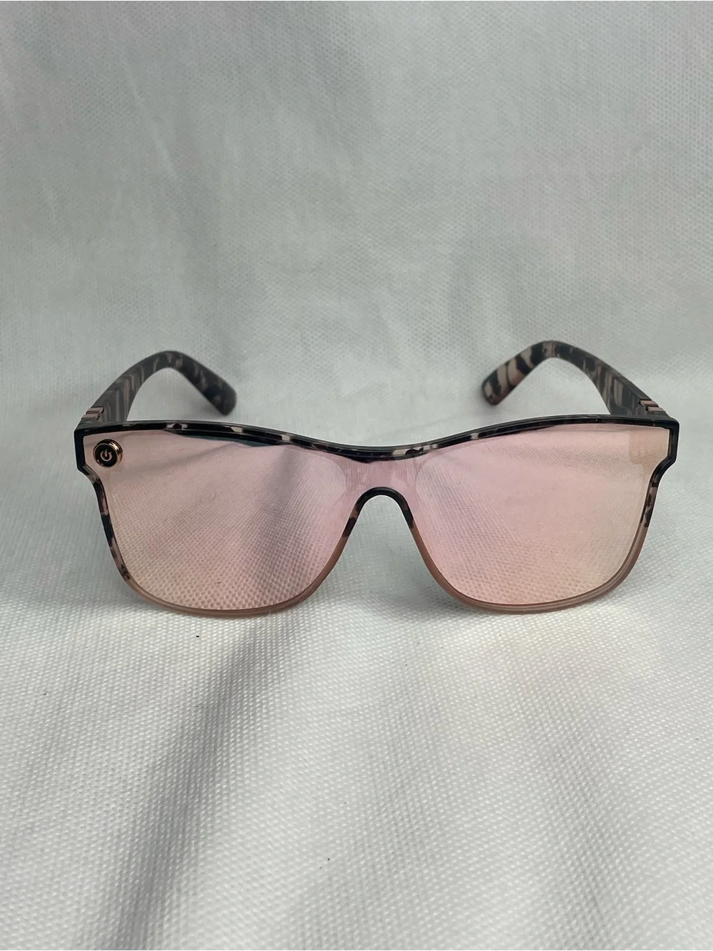 BLENDERS Millenia X2 Sunglasses Lion Heart Clear Champagne Power Button Edition
